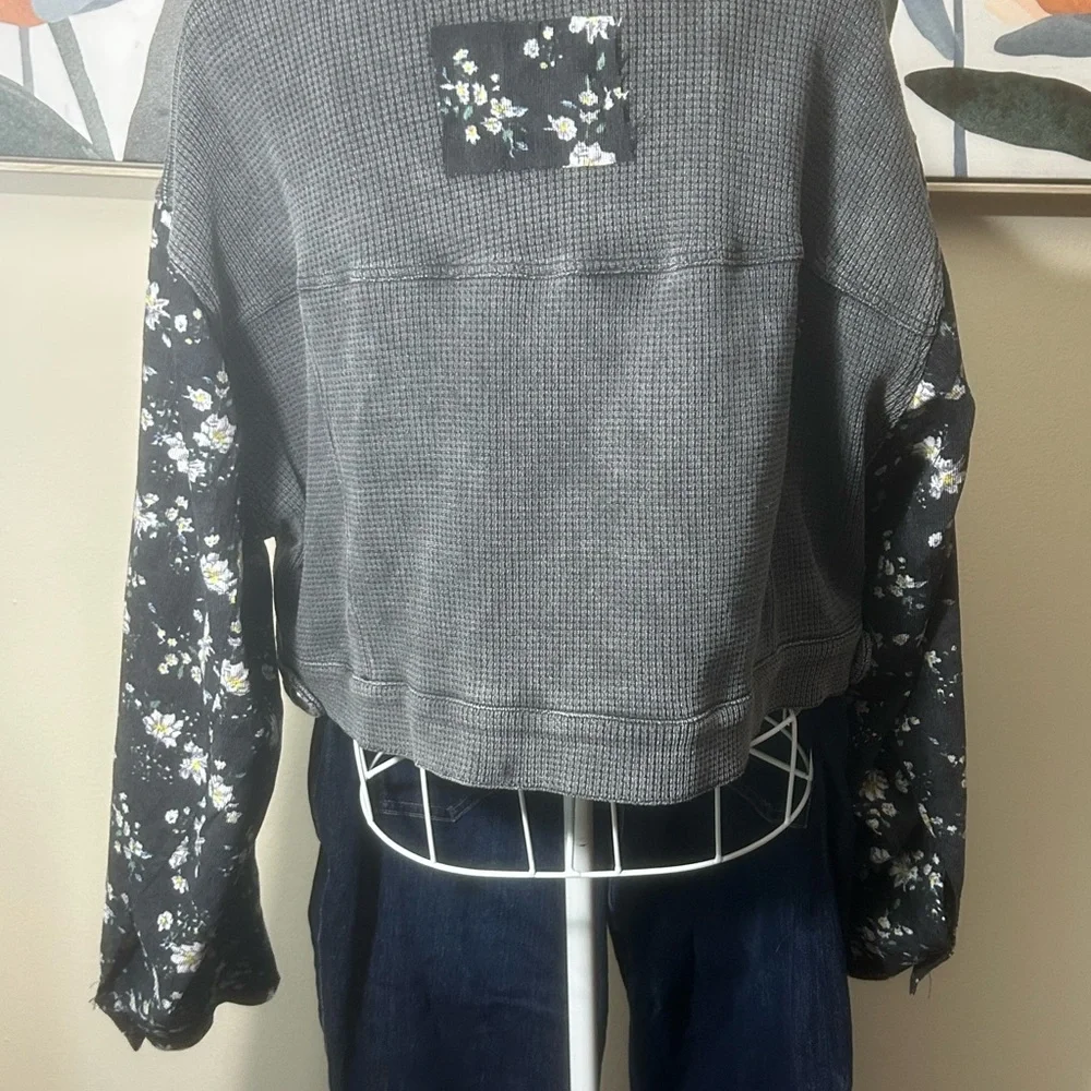 POL Gray with Black Floral Trim Cropped Jacket - Picture 4 of 7
